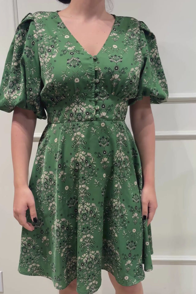 Talia Robe Verte Fleurie Ajustée et Évasée Manches Fluides
