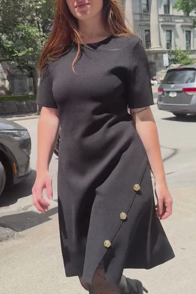 Cleo Robe Noire Évasée Manches Courtes Boutons Dorés Devant 