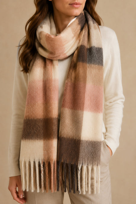 Foulard à carreaux beige et camel porté autour du cou par une mannequin ONZE