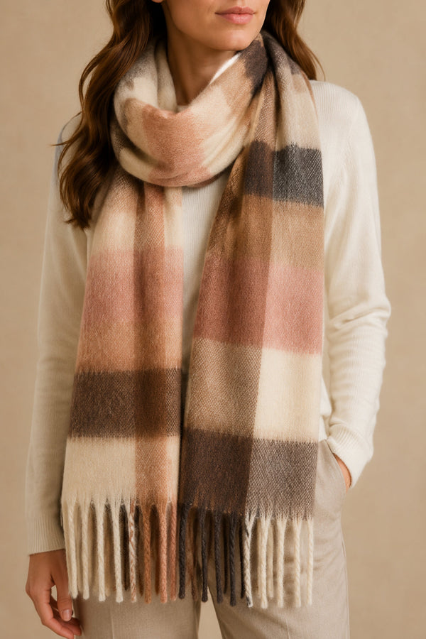 Foulard à carreaux beige et camel porté autour du cou par une mannequin ONZE