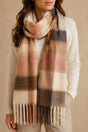 Foulard à carreaux beige et camel porté autour du cou par une mannequin ONZE