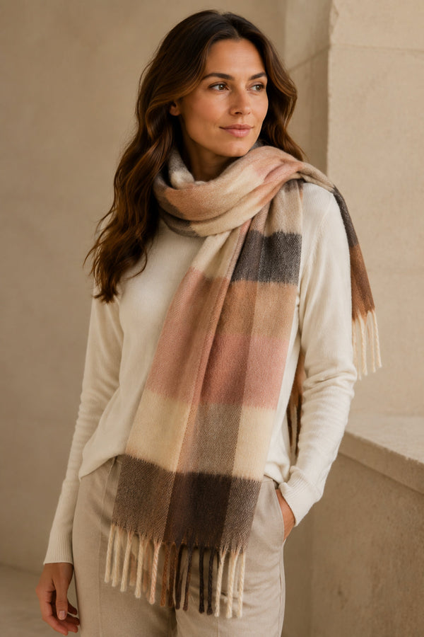 Portrait avec foulard à carreaux beige et camel à franges