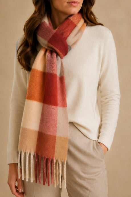 Foulard à carreaux corail et crème porté autour du cou par une mannequin ONZE