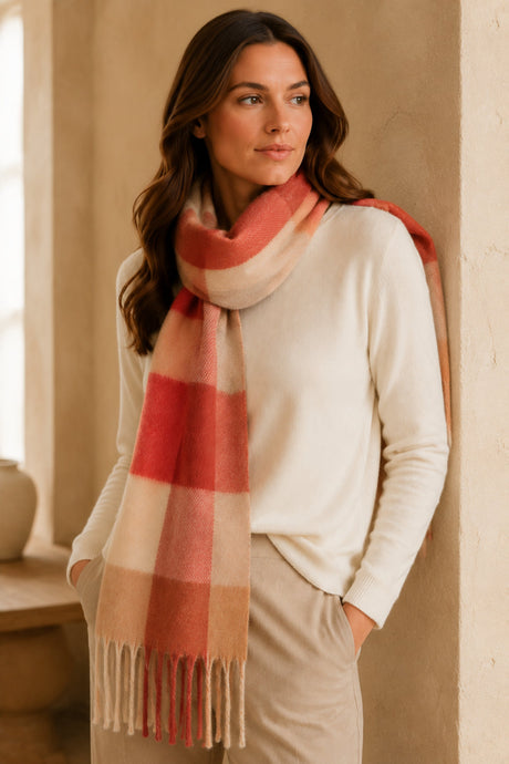 Portrait avec foulard à carreaux corail et crème à franges