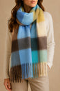 Foulard à carreaux bleu et camel porté autour du cou par une mannequin ONZE