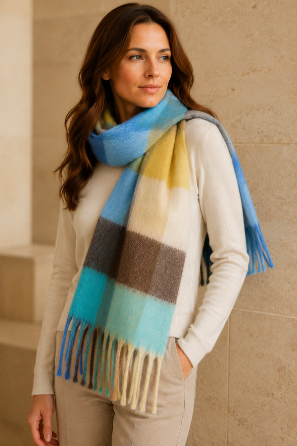 Portrait avec foulard à carreaux bleu et camel à franges
