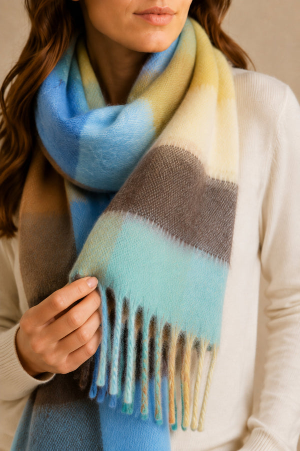 Détail du tissu et des franges du foulard bleu et camel
