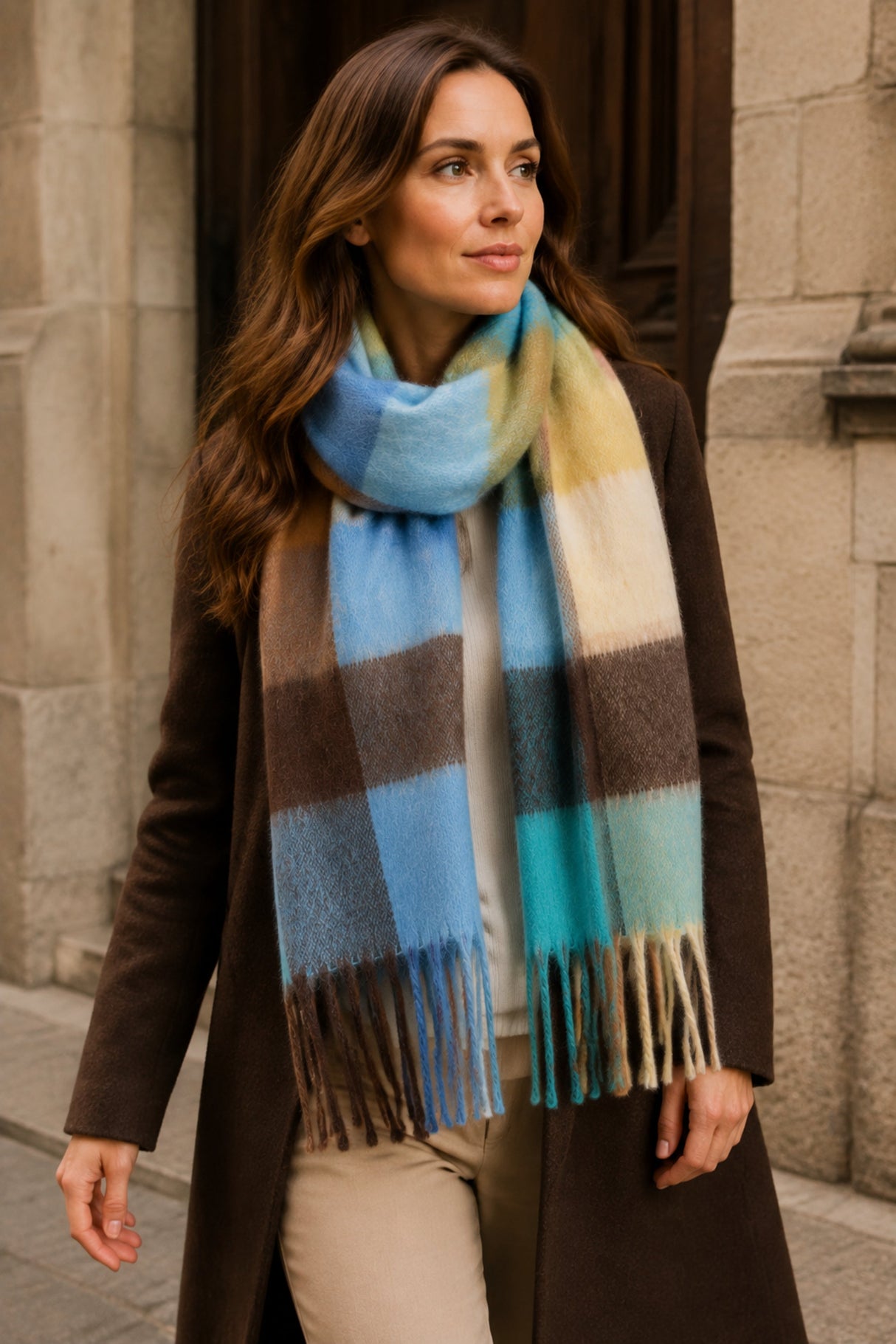 Foulard à carreaux bleu et camel porté en extérieur