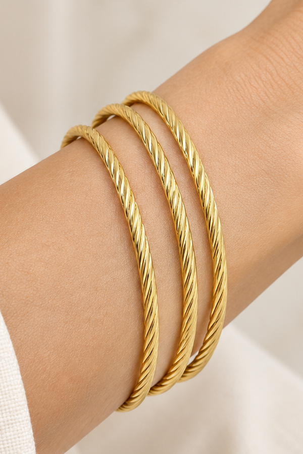 Style 010 three-ring rope-textured gold-tone bangle set detail view