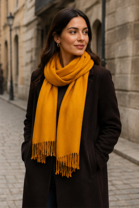 Foulard curcuma à franges – présentation dans le Vieux-Montréal