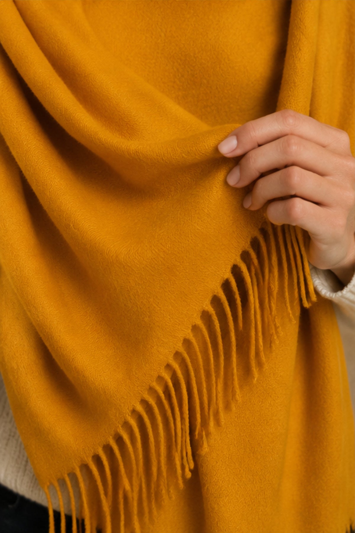 Gros plan sur foulard curcuma à franges