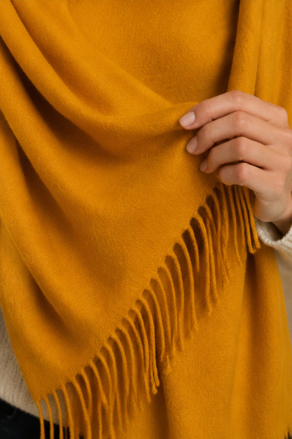 Gros plan sur foulard curcuma à franges