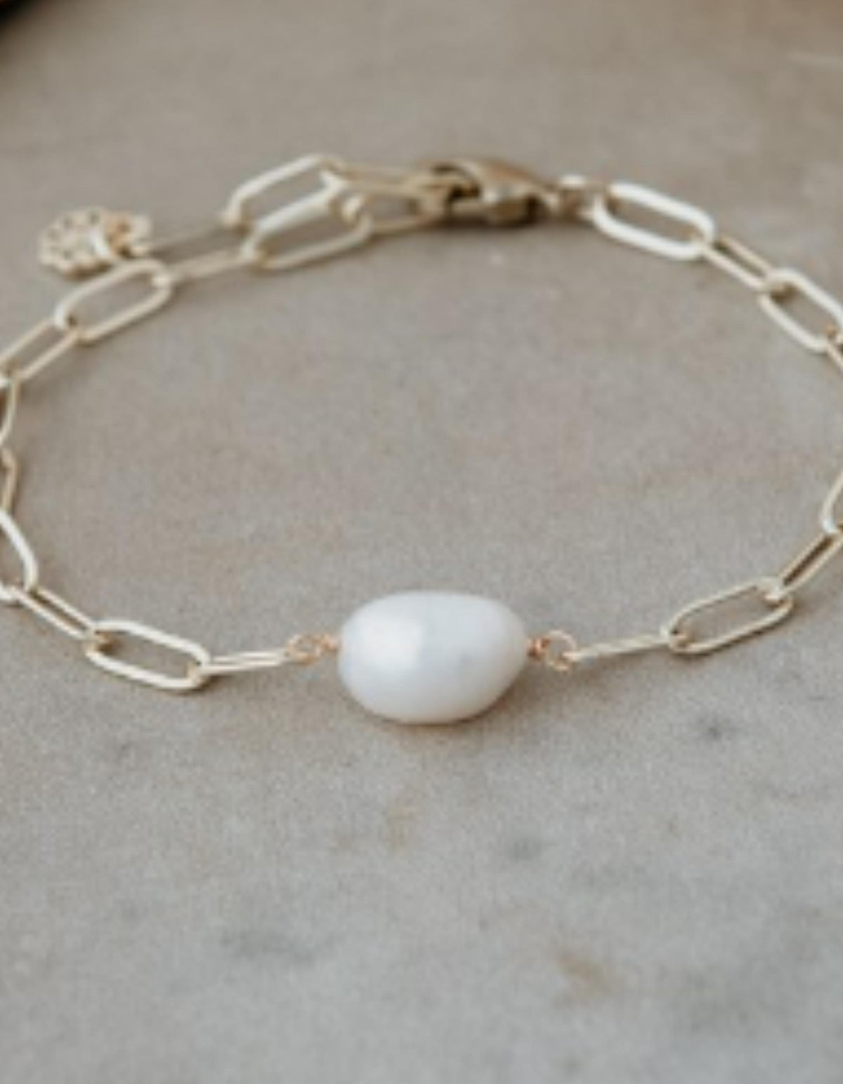 Bracelet Gwendolyn Gold Chain White Pearl - Onze Montreal